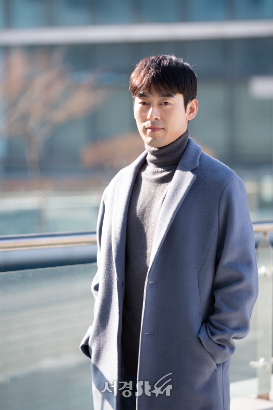 배우 박형수가 2일 오후 서울 영등포구 모처에서 서경스타와의 인터뷰에 앞서 포토타임을 갖고 있다.