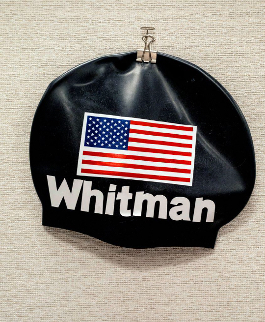 과거 실패의 극복 : 휘트먼의 사무실 벽에 붙어 있는 수영모. 그녀는 주지사 경선에서 패한 후, 재충전을  위해 다시 수영을 시작했다. 휘트먼은 이에 대해 “패배를 잊을 만한 다른 무언가가 필요했다”고 설명했다.