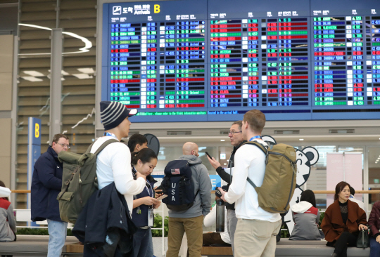 평창동계올림픽 개막을 9일 앞둔 지난달 31일 인천공항 제2여객터미널이 외국인들로 붐비고 있다./연합뉴스