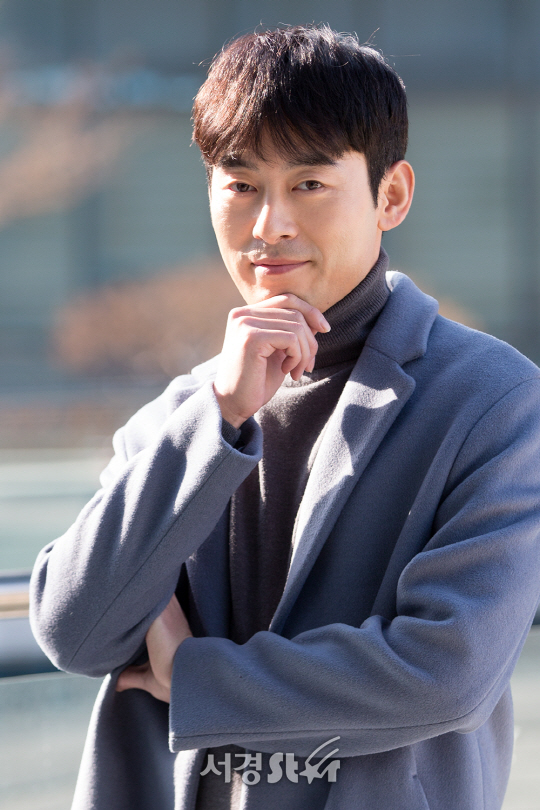 배우 박형수가 2일 오후 서울 영등포구 모처에서 서경스타와의 인터뷰에 앞서 포토타임을 갖고 있다.