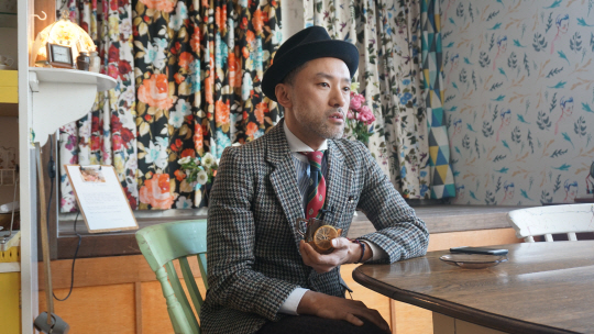 공간디렉터로 활동 중인 루이스 박(47·본명 박재형)씨가 자신이 직접 운영하는 카페 겸 와인바 ‘을지로 잔’에서 인터뷰를 진행하고 있다.
