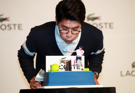 한국인 최초로 테니스 메이저 대회 4강 진출 기록을 쓴 정현이 2일 후원사 라코스테의 주최로 열린 축하 기자 간담회에서 케이크의 촛불을 끄고 있다. /이호재기자