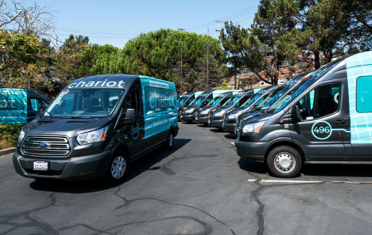 포드는 샌프란시스코에 기반을 둔 마을버스 서비스 스타트업 채리엇을 통해 도시 시장에서 새로운 사업 기회를 잡고 있다.