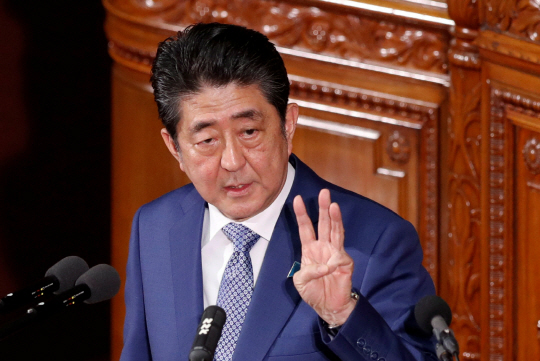 아베 신조 일본 총리가 지난달 22일 국회 신년 시정연설에서 북한의 핵·미사일 개발에 대해 “완전하고 검증가능하며 불가역적인 방법으로 포기시키겠다”고 말했다. /도쿄 로이터=연합뉴스