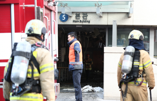 3일 오전 서울 신촌 세브란스병원 본관 3층 푸드코트에서 전기 합선으로 추정되는 불이 나 화재 현장 주변을 소방관들이 통제하고 있다. /연합뉴스