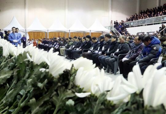 3일 오전 경남 밀양문화체육관 합동분향소에서 밀양 세종병원 화재 참사 희생자들의 넋을 기리는 합동위령제가 열리고 있다.  /연합뉴스