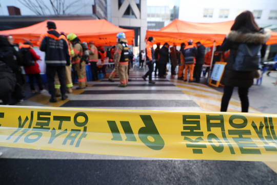 3일 오전 서울 신촌 세브란스병원에서 불이 나 본관 앞에 현장 상황실이 설치돼 있다. /연합뉴스