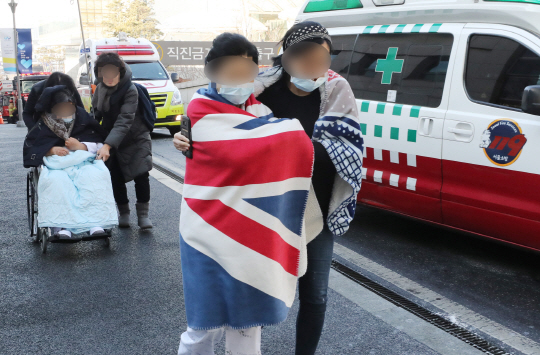 3일 오전 서울 신촌 세브란스병원에서 불이 나 환자들이 외부로 대피해 있다. /연합뉴스