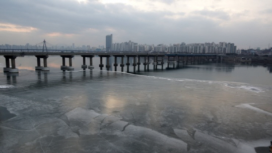 한파에 꽁꽁 얼어버린 한강 모습 /연합뉴스