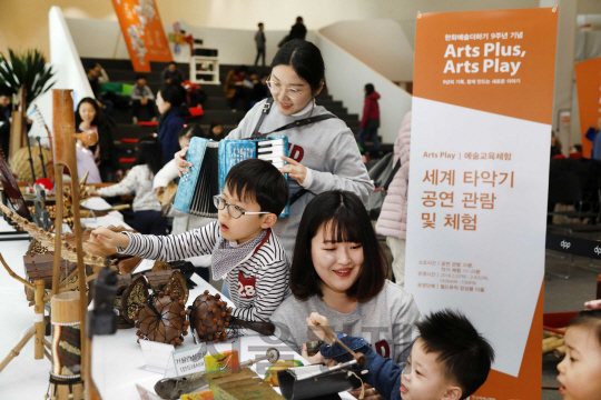 지난 2일부터 사흘동안 서울 동대문디자인플라자에서 진행된 ‘한화 예술더하기’ 예술교육체험 프로그램에 참여한 어린이들이 세계 여러 국가들의 타악기를 만져보면서 체험을 하고 있다. /사진제공=한화그룹