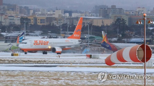 눈 내린 제주국제공항/연합뉴스