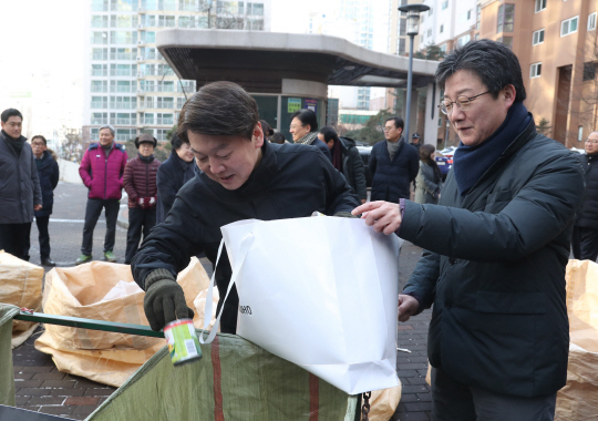 안철수(왼쪽) 국민의당 대표와 유승민 바른정당 대표가 4일 오전 서울 관악구 난향동 휴먼시아 아파트에서 경비원·입주민과 최저임금 간담회를 하기에 앞서 재활용 분리수거를 하고 있다./연합뉴스