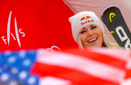 린지 본이 4일(한국시간) 독일에서 열린 알파인스키 월드컵 여자 활강에서 우승한 뒤 시상대에 올라 활짝 웃고 있다. /AFP연합뉴스