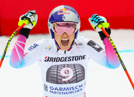 린지 본이 4일(한국시간) 독일에서 열린 알파인 스키 월드컵 여자 활강에서 1위를 차지한 뒤 환호하고 있다. /AFP연합뉴스