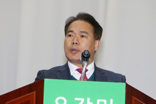 이용주 국민의당 의원이 지난 1월25일 목포해양대학교 체육관에서 열린 ‘민주평화당 창당 전남결의대회’에서 발언하고 있다. 통합 반대파인 이 의원은 지난 1일 반통합파 가운데 처음으로 탈당계를 제출한 것으로 알려졌다./연합뉴스