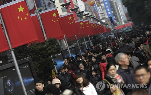 중국 최대 명절인 춘제(春節·설)를 맞아 상하이의 한 상점가가 사람들로 분비고 있다. /AP 연합뉴스