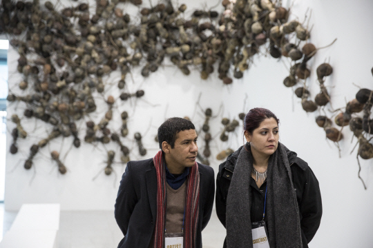 라파엘 고메스 바로스(왼쪽)의 ‘집 접령’은 개미떼 형상의 작품으로 이민자와 난민문제를 이야기한다. /사진제공=강원국제비엔날레