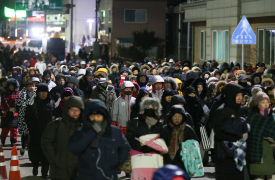 지난 3일 밤 평창올림픽 모의 개막식을 구경한 관람객들이 행사 뒤 중무장한 채로 경기장을 떠나고 있다. /연합뉴스