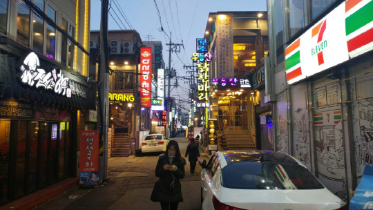 서울 동부권 최대상권인 건대입구역 모습. 저녁시간인데도 거리에 행인들이 많지 않다. /박해욱기자