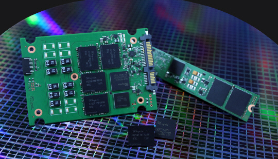 SK하이닉스 4세대(72단) 3D 낸드 기반 4TB SATA SSD와 1TB PCIe SSD. /사진제공=SK하이닉스
