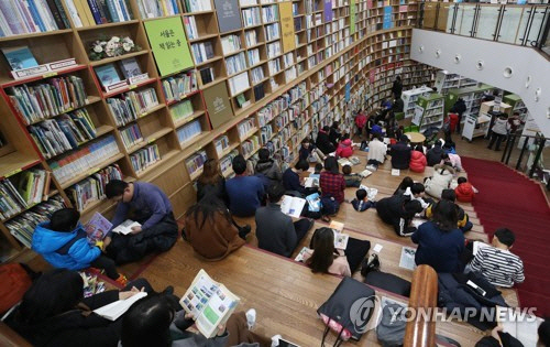 문화체육관광부 조사 결과 지난해 성인 10명 중 4명은 1년에 책을 1권도 읽지 않은 것으로 나타나 역대 최저 독서율을 기록했다. /연합뉴스