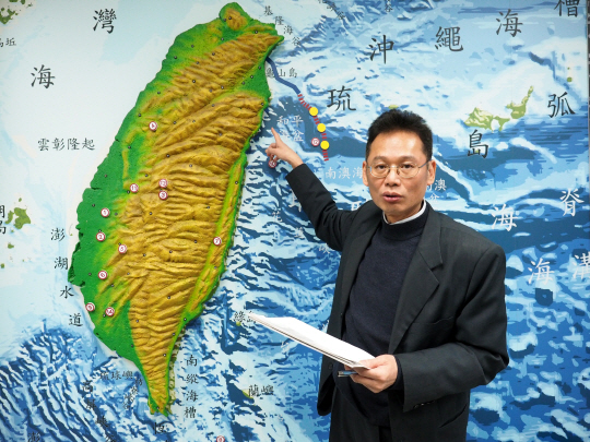 4일(현지시간) 대만 동부 해상에서 규모 5.0 이상의 지진이 잇따르자 정부 관계자가 상황을 설명하고 있다. /타이페이=EPA연합뉴스