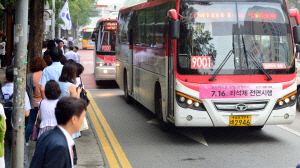 한국소비자원 현장 조사 결과 고속도로를 달리는 직행좌석버스의 안전띠 착용률이 3%에 불과한 것으로 나타났다./서울경제DB