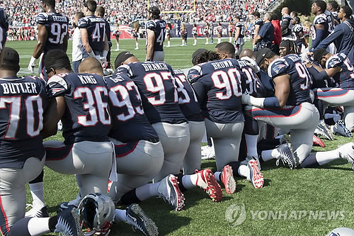 지난해 9월 경기 시작 전 국가가 울리자 무릎을 꿇는 뉴잉글랜드 패트리어츠 선수들/ EPA=연합뉴스