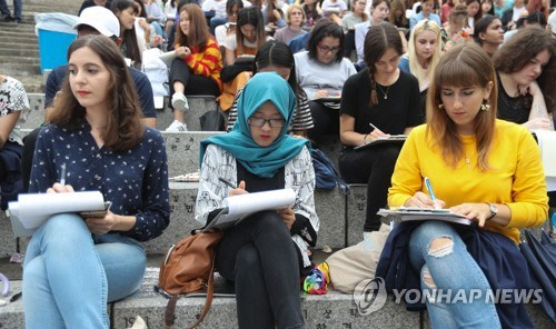 지난해 9월 17일 서울 연세대에서 열린 외국인 한글 백일장에서 유학생들이 글짓기에 열중하고 있다./ 연합뉴스 자료 사진