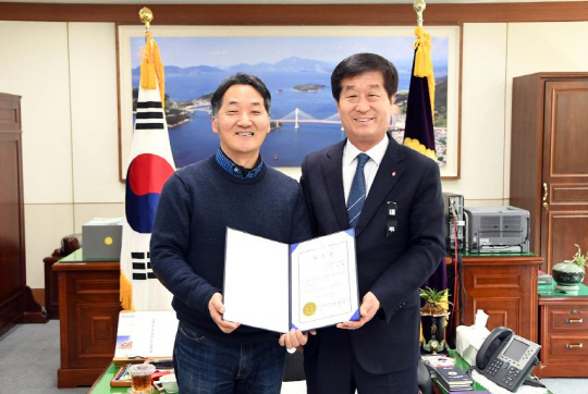 김치환(왼쪽) 와이즈유 영산대학교 법학과 교수가 최근 경남도의회 입법고문으로 위촉됐다./사진제공=와이즈유 영산대학교