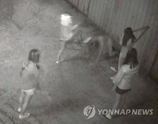 ‘부산 여중생 폭행사건’의 가해 학생 1명이 피해 학생과 화해한 사실이 뒤늦게 알려졌다./연합뉴스