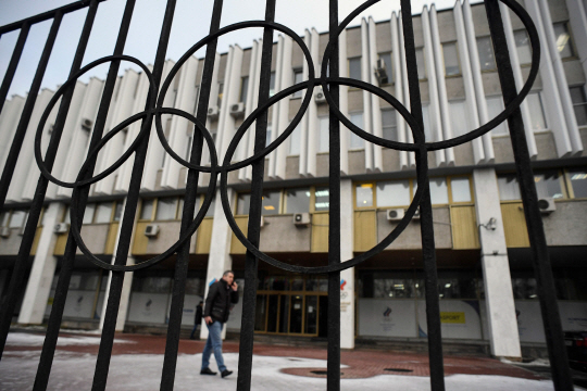 (FILES) This file photo taken on December 12, 2017 shows a man talking on the phone in front of the headquarters of the Russian Olympic Committee in Moscow.  A sports court in Lausanne on February 1, 2018 lifted life suspensions of 28 Russians athletes accused of doping. / AFP PHOTO / Alexander NEMENOV      <저작권자(c) 연합뉴스, 무단 전재-재배포 금지>