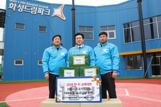 지난달 31일 경기도 화성에 위치한 리틀야구 전용경기장 화성드림파크에서 서호영(가운데) 동국제약 이사가 리틀야구대표팀에게 야구용품과 ‘마데카솔’ 등 구급용품 20여 종이 담긴 구급함을 전달한 후 기념촬영을 하고 있다. 왼쪽부터 박원준 한국리틀야구연맹 사무처장, 서호영 동국제약 이사, 최준원 리틀야구 대표팀 코치./사진제공=동국제약