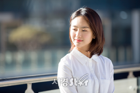 배우 원진아가 5일 오후 서울 영등포구 모처에서 서경스타와의 인터뷰에 앞서 포토타임을 갖고 있다.