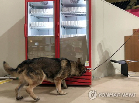 평창동계올림픽을 앞두고 지난달 22일 평창선수촌 선수 식당에서 진행한 안전검측에서 군견이 폭발물을 살피고 있다. /연합뉴스