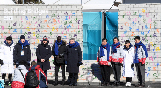 평창올림픽 휴전벽 제막식에서 토마스 바흐(왼쪽 다섯번째부터) IOC 위원장과 이희범 평창올림픽 조직위원장, 도종환 문체부 장관 등이 기념촬영을 하고 있다. /평창=권욱기자