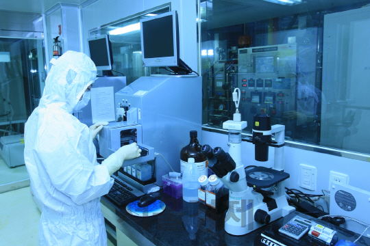 메디포스트 연구원이 서울 구로에 위치한 연구소에서 줄기세포를 이용해 치료제 개발에 몰두하고 있다./사진제공=메디포스트