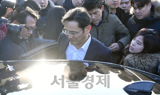 5일 집행유예로 풀려난 이재용 삼성전자 부회장이 의왕시 서울구치소를 나와 차량에 오르고 있다.  /의왕=송은석기자