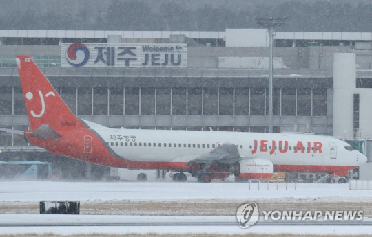 ‘사흘째 폭설’ 제주공항 항공기 17편 결항·235편 지연