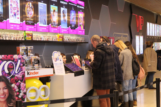터키 관객들이 CJ CGV에서 영화 티켓 발권을 하고 있다.