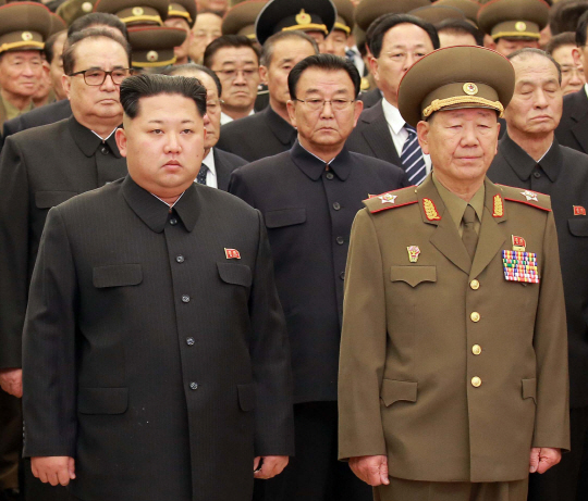 북한 인민군 총정치국에 대한 검열로 황병서(오른쪽)이 해임되고 후임에 김정각 인민무력성 제1부부장이 임명됐다고 국가정보원이 5일 밝혔다./ 서울경제DB