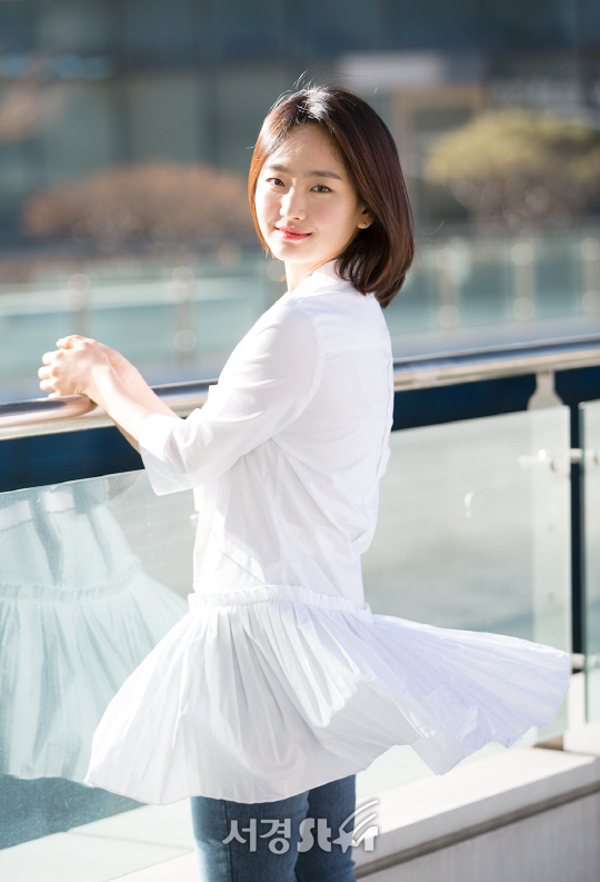 배우 원진아가 5일 오후 서울 영등포구 모처에서 서경스타와의 인터뷰에 앞서 포토타임을 갖고 있다.