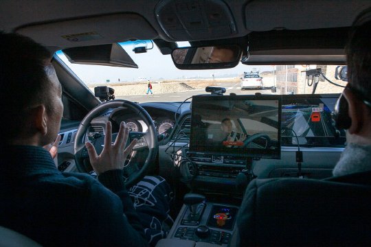 5G와 HD맵으로 사각지대 어린이를 발견해 주변 차량에 경고를 주자, 자율주행차가 스스로 멈춰서고 있다./사진제공=SK텔레콤