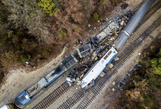 4일(현지시간) 미 사우스캐롤라이나주 케이스에서 정차 중이던 CSX 화물열차와 충돌한 ‘암트랙 열차 91(오른쪽 아래)’이 심하게 파손된 채 탈선해 있다. 이날 사고로 암트랙 탑승객 중 최소 2명이 숨지고 116명이 부상했다.      /케이스=AP연합뉴스