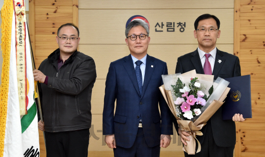 김재현(사진 왼쪽에서 두번째) 산림청장이 5일 정부대전청사 산림청 대회의실에서 열린 ‘국가상징 선양(무궁화) 유공자 포상 전수식’에서 무궁화 보급·확산에 기여한 홍천군에 대통령 표창을 전수한 뒤 기념촬영하고 있다. 사진제공=산림청