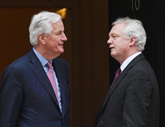 데이비드 데이비스(오른쪽) 브렉시트협상 영국 대표가 5일(현지시간) 브렉시트 2차 협상을 위해 런던을 방문한 미셸 바르니에 브렉시트협상 EU 대표와 만나 이야기를 나누고 있다. /런던=EPA연합뉴스