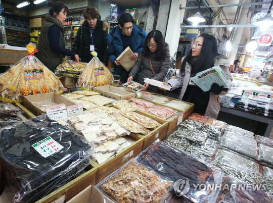 식약처가 설 명절을 앞두고 제수용 및 선물용 농·축·수산물 가공품 업체 등의 점검을 실시했다./연합뉴스