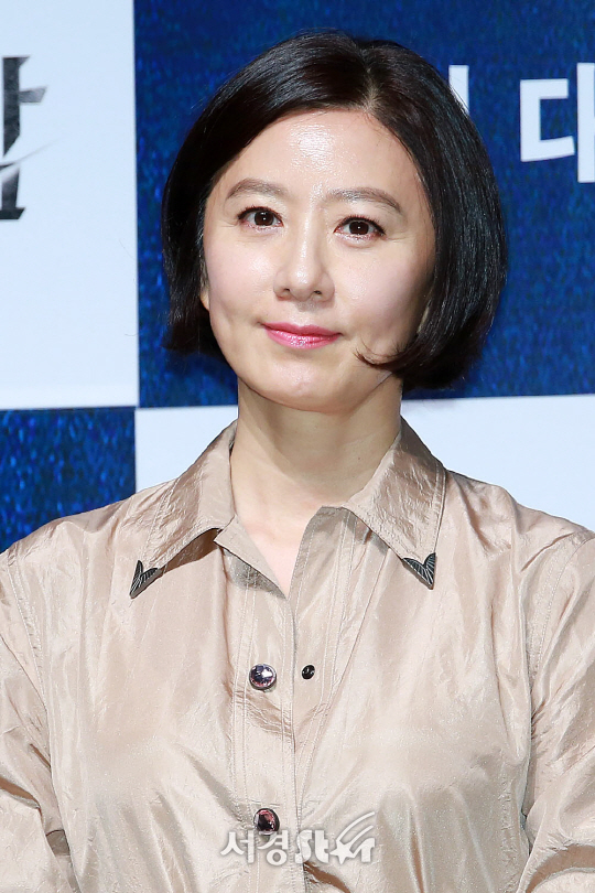 배우 김희애가 6일 오후 서울 강남구 압구정 CGV에서 열린 영화 ‘사라진 밤’ 제작보고회에 참석했다.