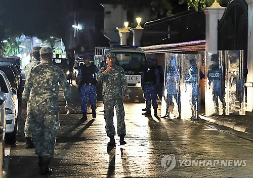 정정악화로 15일간의 국가비상사태가 선포된 몰디브의 수도 말레에서 5일(현지시간) 군인들이 중심지 거리를 순찰하고 있다. /AP=연합뉴스