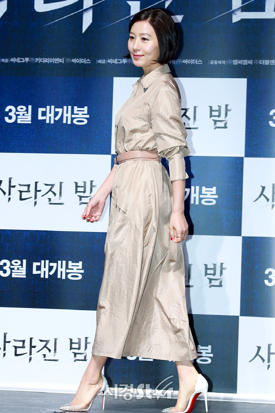배우 김희애가 6일 오후 서울 강남구 압구정 CGV에서 열린 영화 ‘사라진 밤’ 제작보고회에 참석해 포토타임을 갖고 있다.